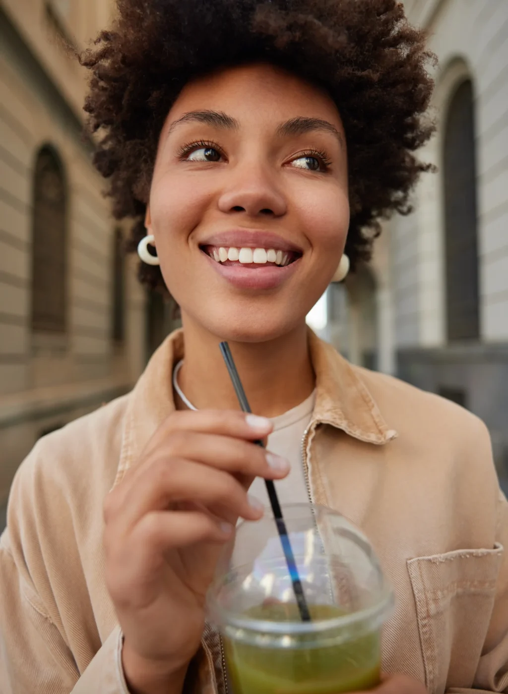 femme qui boit un smoothie