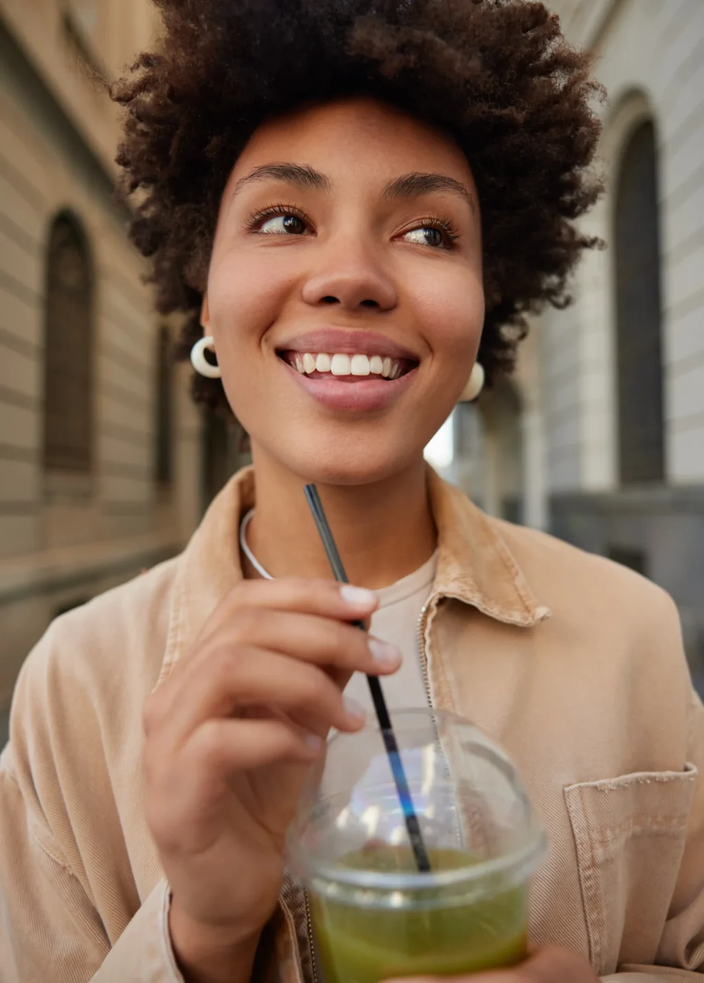 femme qui boit un smoothie