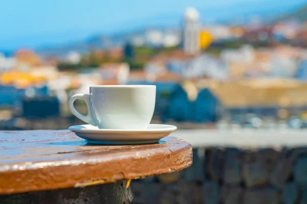 café en terrasse vue sur la ville
